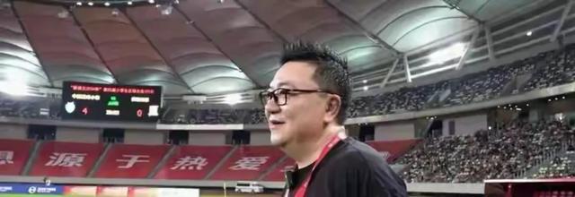 文班亚马垫脚躲过吹罚!布伦森脚踝90度反关节 美媒:明显的犯规