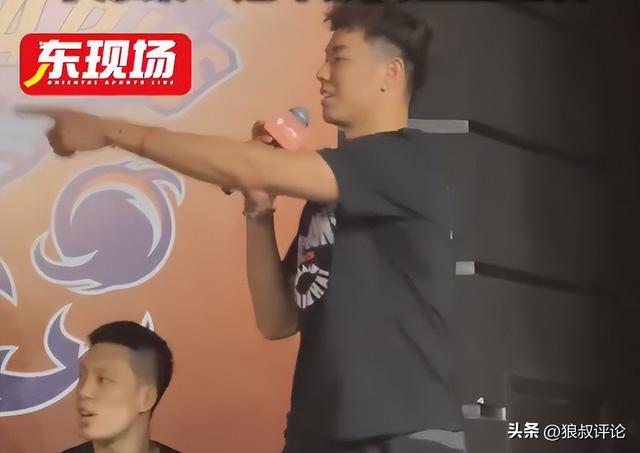 NBA官方晒总冠军定妆照:尼克斯17人出镜 索汉和杰米森没拍上?