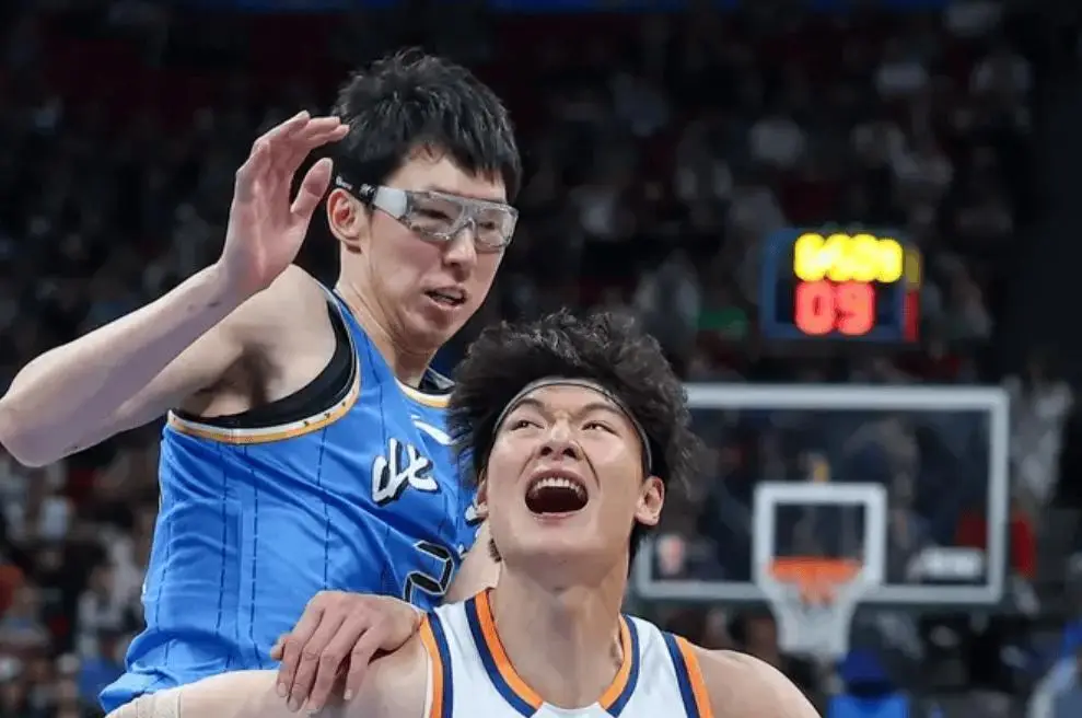 NBA球员齐聚青训营:朗多传授球商,欧文膝伤后首秀状态良好