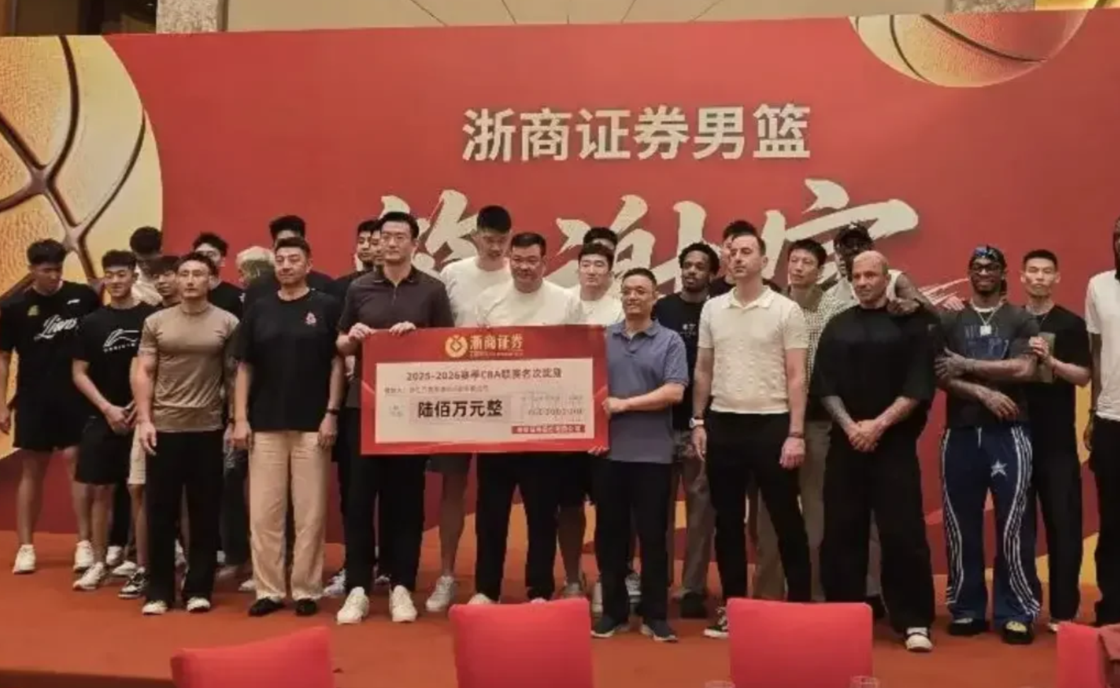 福克斯取关马刺引热议!曾取关小萨:人与人之间没必要都走很近
