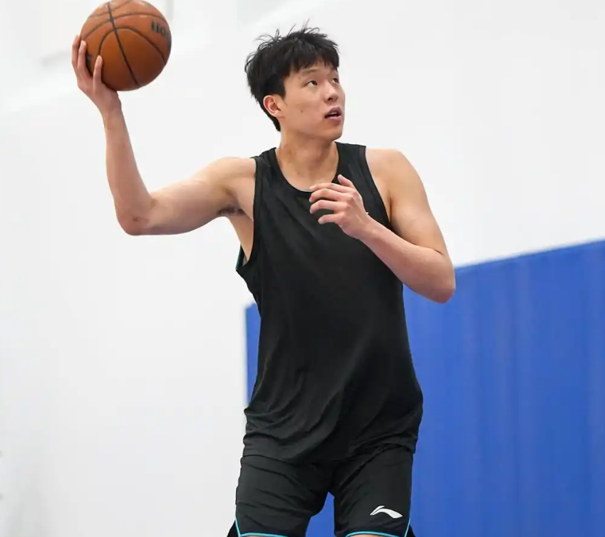 马刺丢冠3将身价暴跌!文班亚马打不了关键球,福克斯打成卧底!