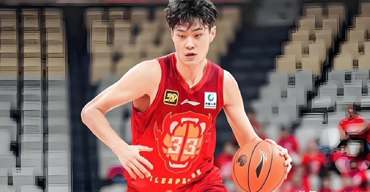 完美体育湖人试训冈萨加大六中锋,如果他落选,他就是双向合同的理想人选