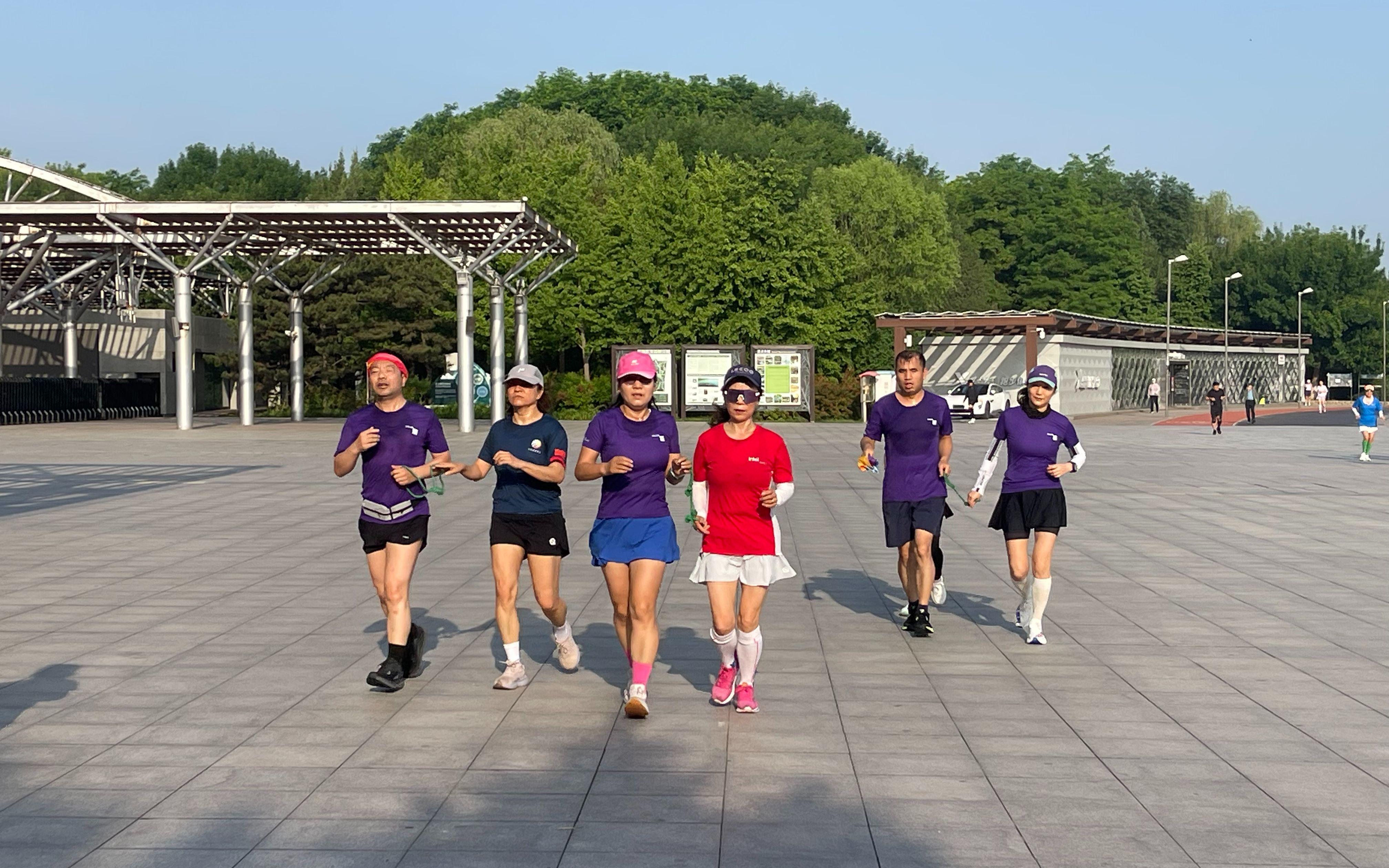 郑钦文逆转萨卡里终结连败,心态蜕变守住草地首胜